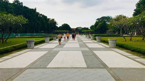 7 Good Picnic Spots Around Metro Manila: Plaza Moriones, Ayala Trian.